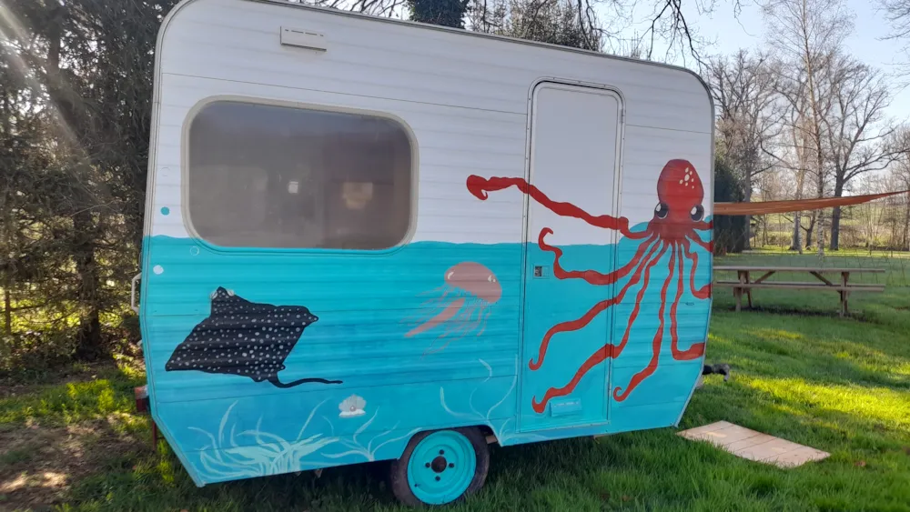 Mietunterkunft - Wohnwagen Vintage 7,5M² - 1 Schlafzimmer - Terrasse - Ohne Sanitäranlagen - - Camping de l'Eau Mère