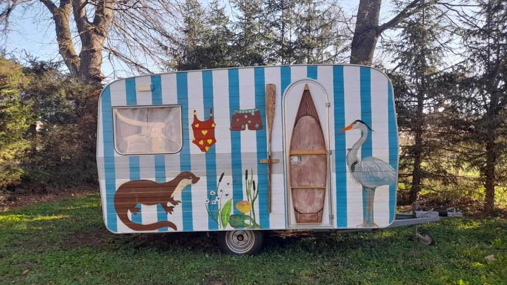 Mietunterkunft - Wohnwagen Vintage 12M² - 2 Schlafzimmer - Terrasse - Ohne Sanitäranlagen - - Camping de l'Eau Mère