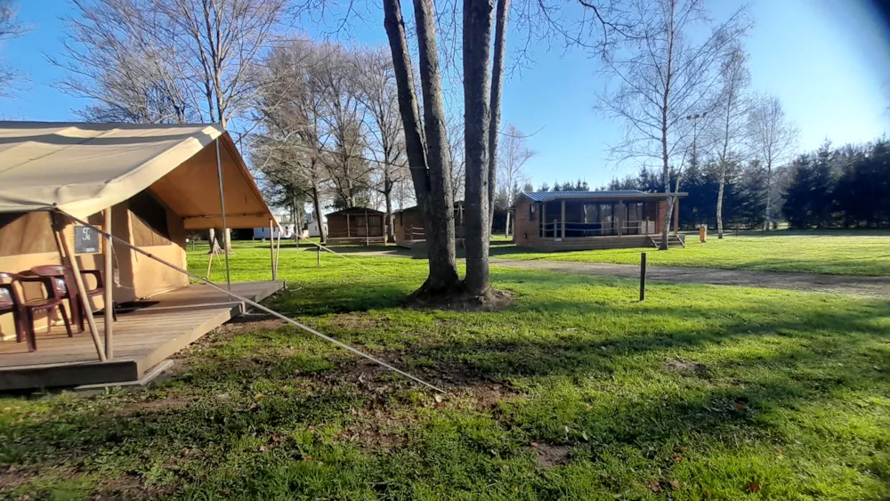 Mietunterkunft - Lodge-Zelt 25M² - 2 Zimmer - Terrasse 10M² - Ohne Sanitäranlagen - - Camping de l'Eau Mère