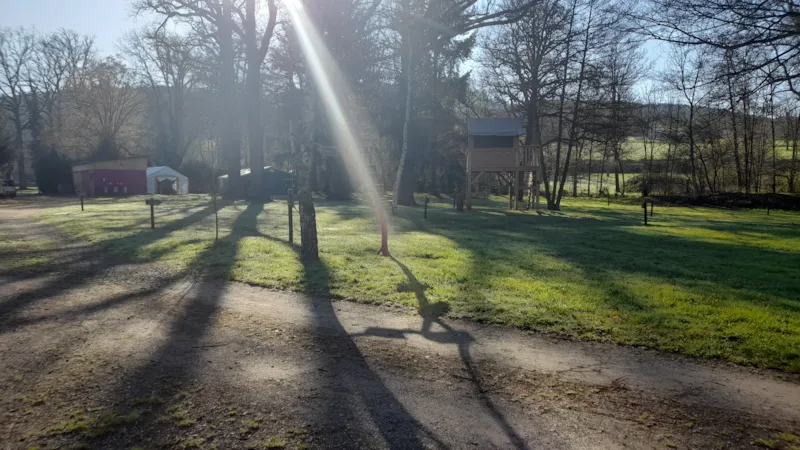 Emplacement Tente / Caravane + 1Véhicule - Avec Électricité -