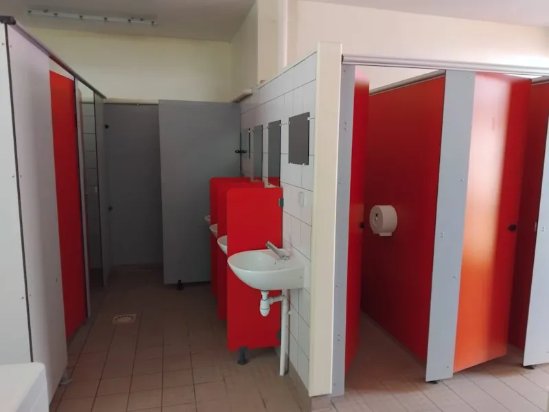 Emplacement Tente / Caravane + 1Véhicule - Avec Électricité -