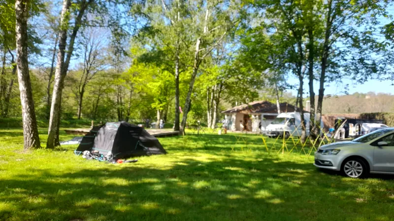 Emplacement Tente / Caravane + 1Véhicule - Avec Électricité -