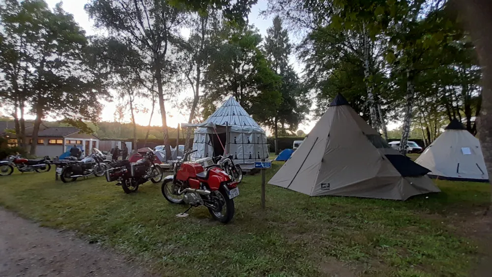 Emplacement - Emplacement Groupe De 7 À 10 Pers. Avec Électricité - - Camping de l'Eau Mère