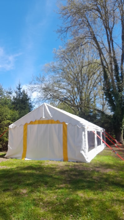 "Comfort" pitch for a group (one 14-bed marabout tent + one barnum tent) -