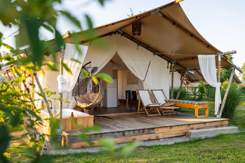 Location - Tente Glamping Avec Salle De Bain Et Baignoire, 54M2 - Kolpa Resort glamping