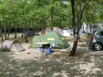 Stellplatz - Pauschale : Stellplatz + 1 Auto + Strom - Camping Le Chenal