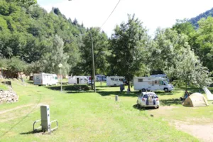 Emplacement - Stellplatz + 1 Fahrzeug + Zelt - Camping Municipal Le Ceytrou