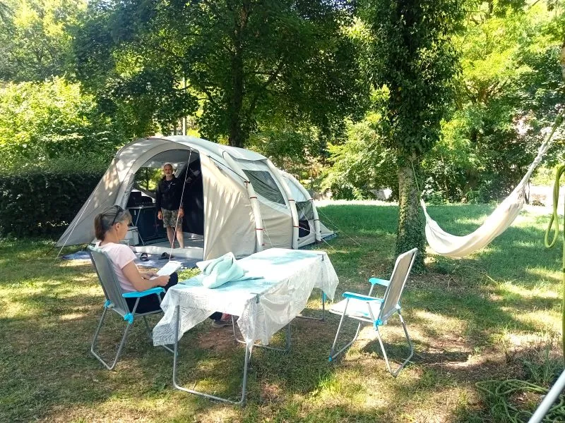 Emplacement Nu Pour Tente + 1 Véhicule