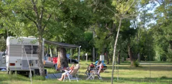Stellplatz - Grand Confort Stellplatz 80 / 130M² - Camping de PEYROCHE