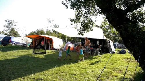 Emplacement - Emplacement Famille + De 130M² - image n°1 - Camping de PEYROCHE