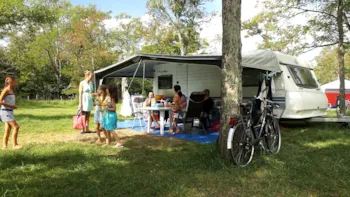 Stellplatz - Grand Confort Familie Stellplatz Über 130M² - Camping de PEYROCHE