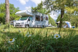 Kampeerplaats(en) - Camping Pitch ( Approximately 100M²)  With 10A Electricity For 2 Persons + 1 Vehicle - Camping Sandaya Les Jardins de Privas