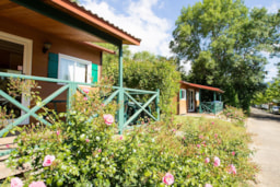 Huuraccommodatie(s) - Chalet Confort Rouge 35M² *** 2Ch. – 5Pers. ( 4 Adultes Maximum) - Camping Sandaya Les Jardins de Privas