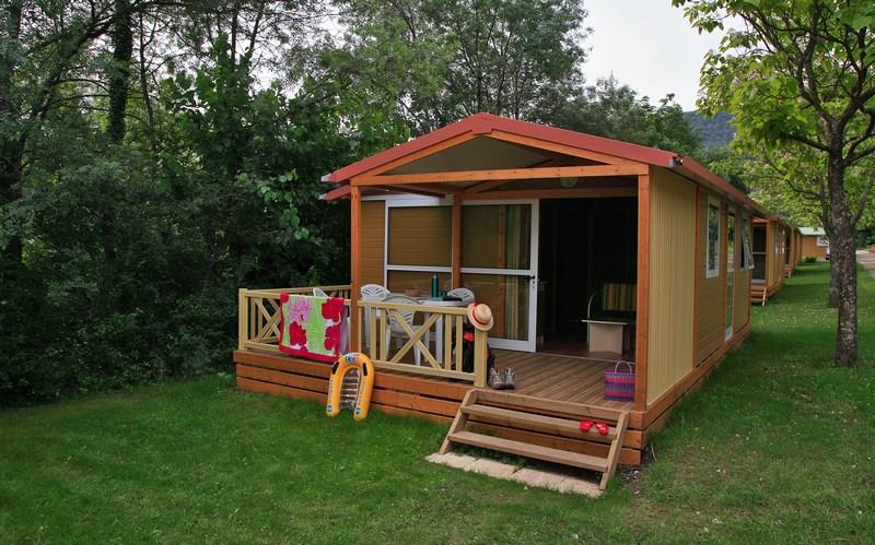 Huuraccommodatie - Chalet Confort Orange 30M² 2Ch. – 4 Adultes + 1 Enfant - Ardèche Camping