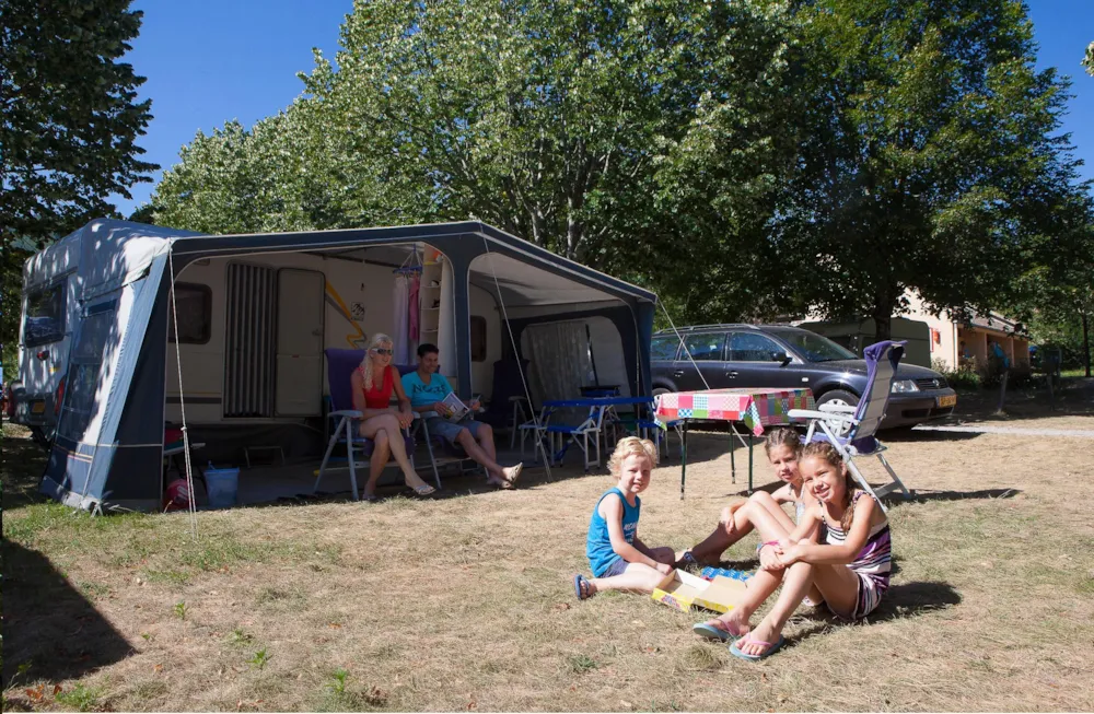 Camping Pitch XXL ( +120m²) with electricity 10A for 2 persons + 1 vehicle