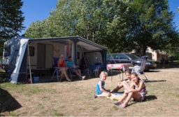 Emplacement - Emplacement Nu Xxl ( +120M²)   Avec Électricité 10A Pour 2 Personnes + 1 Véhicule - Camping Sandaya Les Jardins de Privas