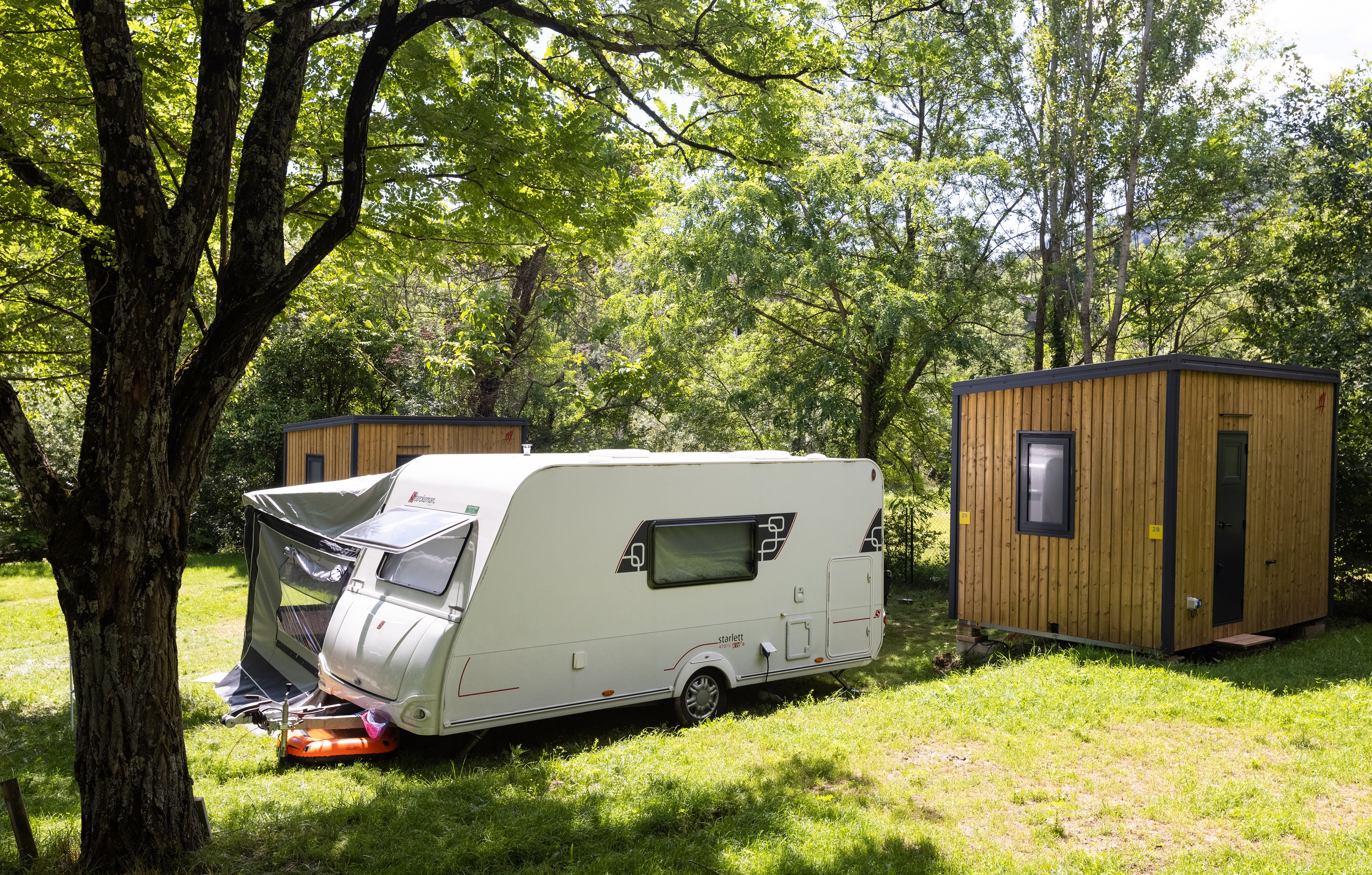 Stellplatz - Forfait Premium Avec Sanitaire Privatif - Ardèche Camping