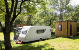 Emplacement - Emplacement Nu Xxl Avec Sanitaire Privatif Et Électricité 10A Pour 2 Personnes + 1 Véhicule - Camping Sandaya Les Jardins de Privas