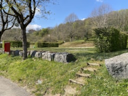 Emplacement - Emplacements Équipés : 1 Voiture - Tente, Caravane Ou Camping Car - Camping Au Cœur Des Vignes