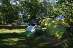 Pitch - Pitch Grand Confort Near The Swimming Pool Only For Tents - Camping l' OASIS Sites et Paysages