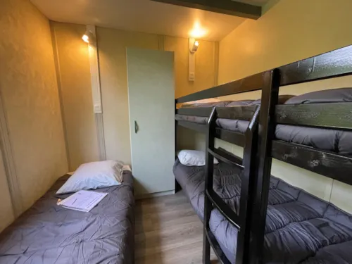 Mietunterkunft - Chalet Confort Acacia 2 Schlafzimmer - 25M² + 10 M² Überdachte Terrasse - image n°8 - Ushuaïa Villages - Camping l'Oasis *****