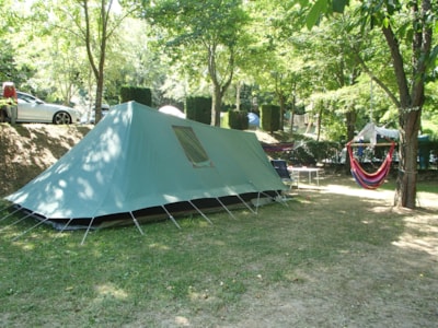 Privilege XXL pitch (150-200m²) near the swimming pool, picnic table. Electricity included