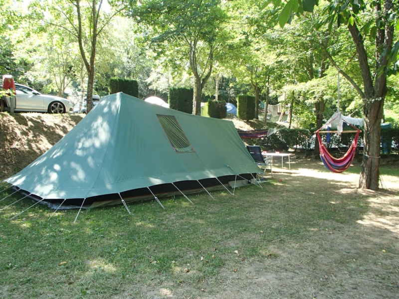 Pitch Privilege XXL (150-200m²) near the swimming pool, only for tents