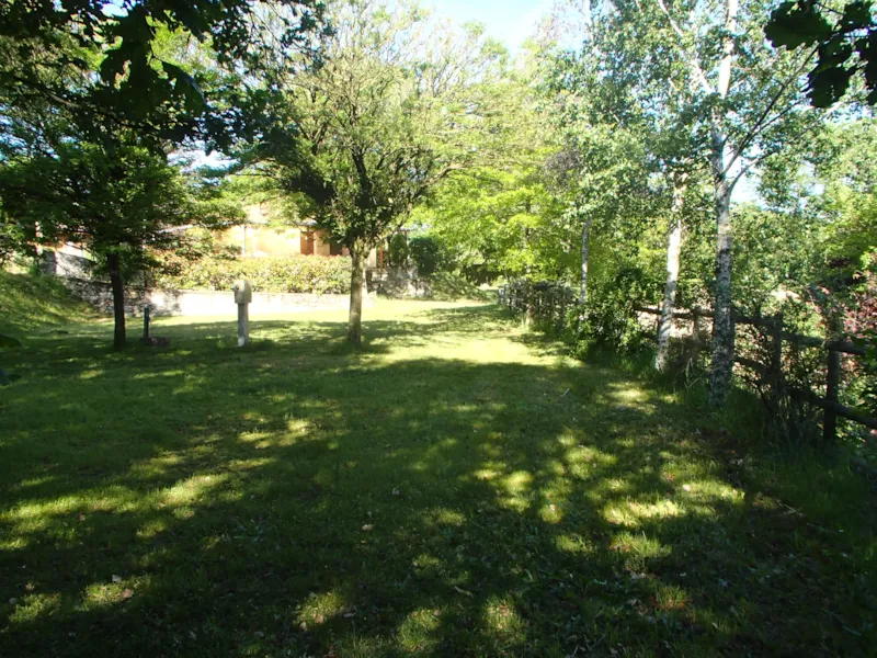 Emplacement Privilège Xxl (150 -200M²) Avec Table De Pique Nique