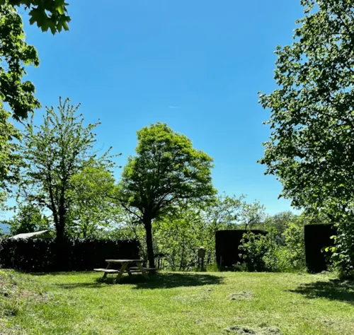 Stellplatz - Stellplatz Privilege Xxl (150–200 M²) Mit Picknicktisch - image n°3 - Ushuaïa Villages - Camping l'Oasis *****