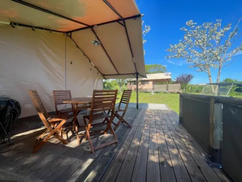Accommodation - Lodge Insolite Premium Victoria - 2 Bedrooms - 30M² - Groot Terras Van 20 M² - image n°2 - Ushuaïa Villages - Camping l'Oasis *****