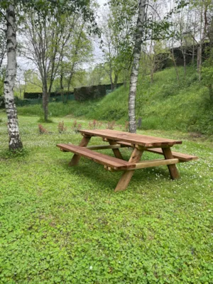 Emplacement - Stellplatz Privilege XXL (150-200 m²) in der Nähe des Pools, Picknicktisch. Strom inklusive - Ushuaïa Villages - Camping l'Oasis *****