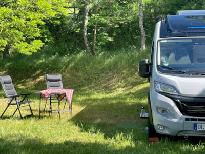 Pitch Privilege XXL (150 -200m²) with picnic table at the top of the campsite