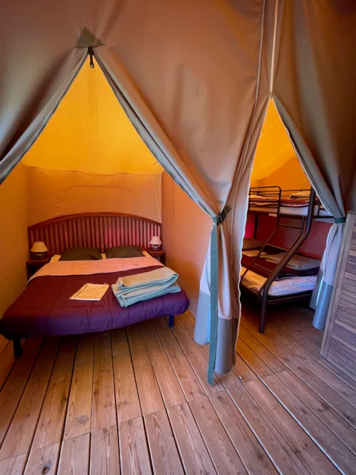 Accommodation - Lodge Insolite Premium Victoria - 2 Bedrooms - 30M² - Groot Terras Van 20 M² - image n°6 - Ushuaïa Villages - Camping l'Oasis *****