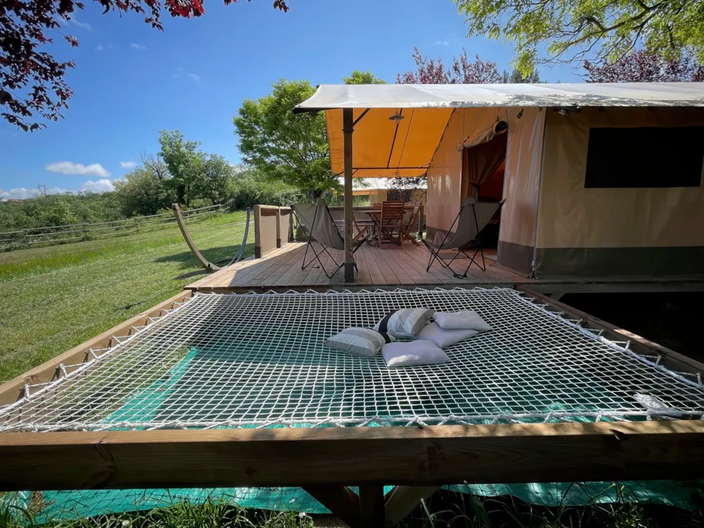 Location - Lodge Insolite Premium Victoria - 2 Ch 30M2  -  Grande Terrasse 20 M2et Filet Détente, - Camping l' OASIS Sites et Paysages