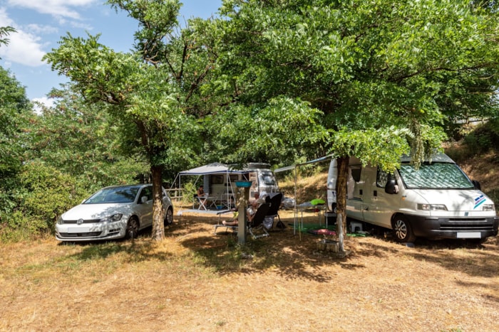 Emplacement Privilège Xxl (150 -200M²) Avec Table De Pique Nique