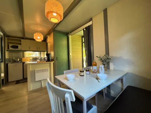 Mietunterkunft - Chalet Confort Acacia 2 Schlafzimmer - 25M² + 10 M² Überdachte Terrasse - image n°3 - Ushuaïa Villages - Camping l'Oasis *****