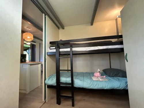 Mietunterkunft - Chalet Confort Acacia 2 Schlafzimmer - 25M² + 10 M² Überdachte Terrasse - image n°9 - Ushuaïa Villages - Camping l'Oasis *****
