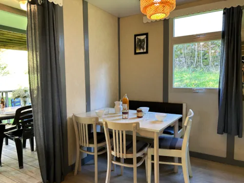 Mietunterkunft - Chalet Confort Acacia 2 Schlafzimmer - 25M² + 10 M² Überdachte Terrasse - image n°6 - Ushuaïa Villages - Camping l'Oasis *****
