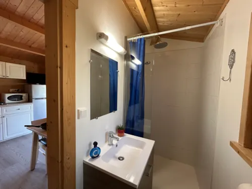Mietunterkunft - Chalet Privilege Green Cottage - 2 Schlafzimmer - Tv - 25M² - Überdachte Terrasse 15M² - image n°7 - Ushuaïa Villages - Camping l'Oasis *****