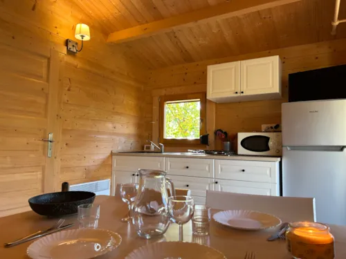 Mietunterkunft - Chalet Privilege Green Cottage - 2 Schlafzimmer - Tv - 25M² - Überdachte Terrasse 15M² - image n°3 - Ushuaïa Villages - Camping l'Oasis *****