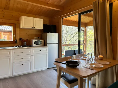 Mietunterkunft - Chalet Privilege Green Cottage - 2 Schlafzimmer - Tv - 25M² - Überdachte Terrasse 15M² - image n°2 - Ushuaïa Villages - Camping l'Oasis *****