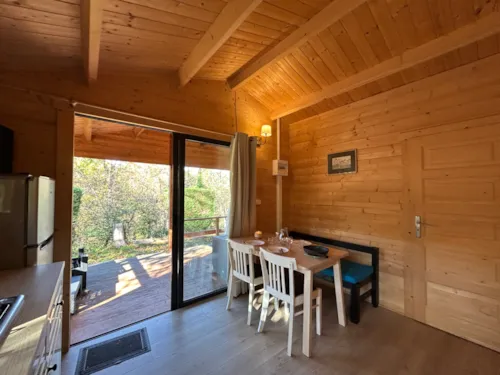 Mietunterkunft - Chalet Privilege Green Cottage - 2 Schlafzimmer - Tv - 25M² - Überdachte Terrasse 15M² - image n°4 - Ushuaïa Villages - Camping l'Oasis *****
