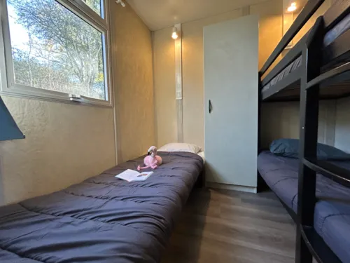 Mietunterkunft - Chalet Confort Acacia 2 Schlafzimmer - Tv - 25M² + 10 M² Überdachte Terrasse - image n°9 - Ushuaïa Villages - Camping l'Oasis *****