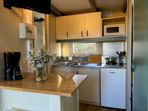 Mietunterkunft - Chalet Confort Acacia 2 Schlafzimmer - Tv - 25M² + 10 M² Überdachte Terrasse - image n°4 - Ushuaïa Villages - Camping l'Oasis *****