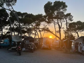 Stellplatz - Stellplatz A -5M Wohnwagen / Minivan + Strom - Camping La Playa Ibiza