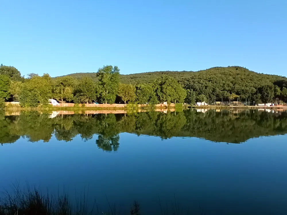 Emplacement - Emplacement 1 Tente, 1 Véhicule + Electricité 6Amp - Camping du Lac de Fontclaire