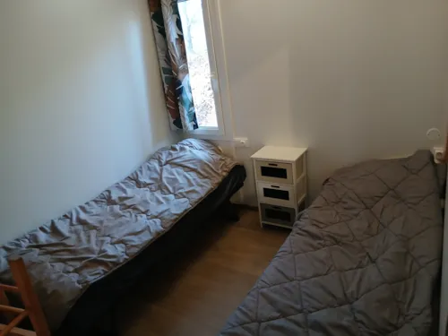 Accommodation - Chalet Standard 40M² - 2 Bedrooms + Tv + Sheltered Terrace - image n°4 - Flower Camping Les Iles 