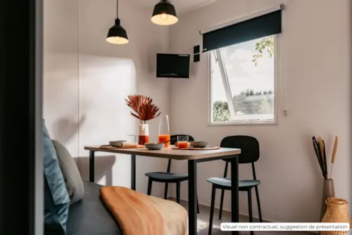Huuraccommodatie(s) - Homeflower Premium - 1 Slaapkamer + Halfoverdekt Terras + Tv + Vaatwasser + Airconditioning + Beddengoed Inbegrepen - image n°3 - Flower Camping Les Iles 