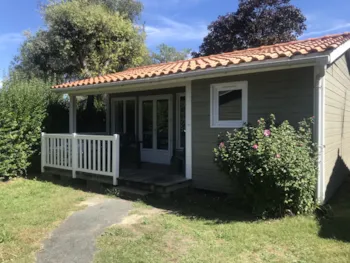 Mietunterkunft - Chalet 2 Schlafzimmer / 1 Badezimmer (Überdachte Terrasse) - Camping L'Abri des Pins