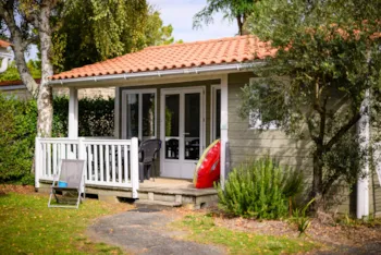 Mietunterkunft - Chalet Confort 2Ch. 4 Pers. - 35M2 - Terrasse Intégrée - Camping L'Abri des Pins